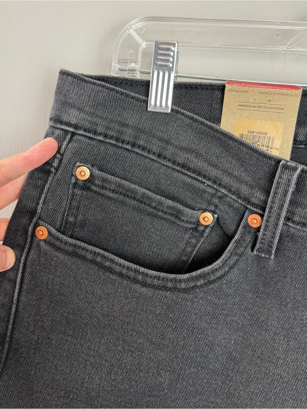 NWT Levi's Black 514 Straight High-Rise Raw Hem Denim Shorts Size 34 - Picture 3 of 8